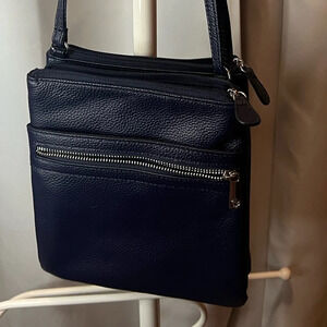 Giani Bernini Triple-Zip Dasher Crossbody EUC in Navy Blue